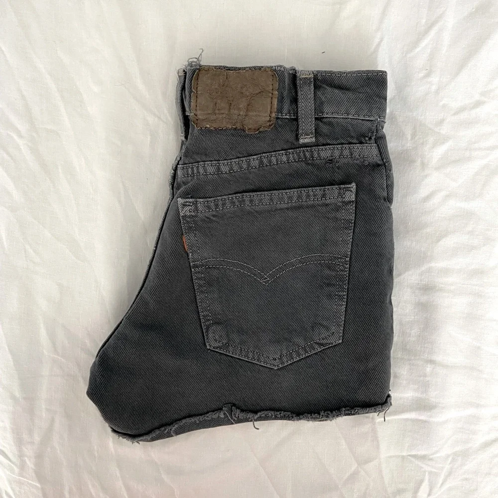 Levi’s Reworked High Rise denim shorts 🖤 - Picture 2 of 4